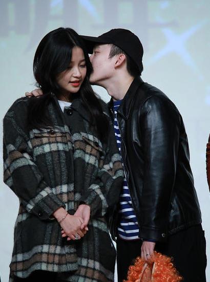 孙怡毁容式笑容,眼睛眯成了一条缝,网友:秀恩