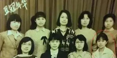 51岁黄菡全家近照，女儿漂亮像妈妈，把老公倒追到手恩爱26年！