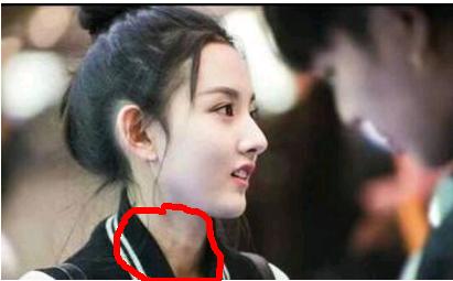 宋祖儿争议最大的两张照片，高清图吓人一跳，网友：娱乐圈太难混
