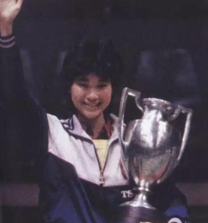 1979年,周兰荪开始担当她的主管教练,将曹燕华的打法改为弧圈打法