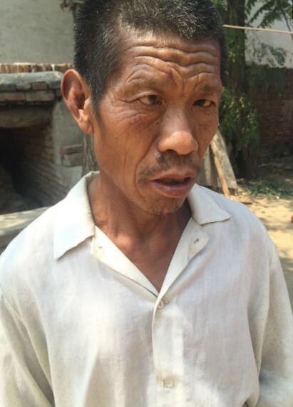 儿子智障,8旬老人细心照顾为他扛起一片天,担心死后儿子没人管