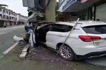 哈弗H2撞上路边的电线杆！哈弗的适量让过路的宝骏车主汗颜！