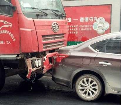 日产轩逸马路遭大货车追尾, 车主: 两车的差距连自己都不敢相信