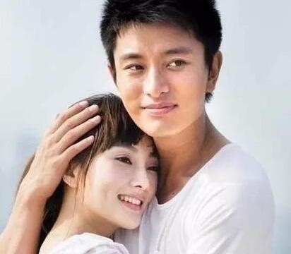 年入近亿李小璐屡屡豪车出游，看到爆料小编坐等吃瓜