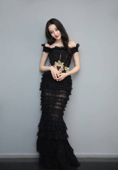 迪丽热巴黑色礼服盘点,暴露真实腿长,跟大家印