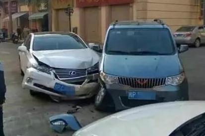 买豪华车的乞丐版还是买中端车的皇帝版？