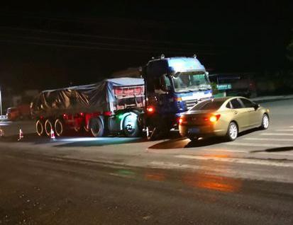 威朗车主夜间左转超半挂货车，结果出车祸被撞凹，所幸车主无恙