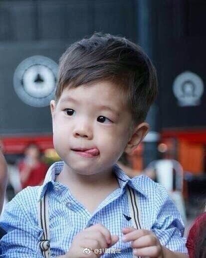 嗯哼吃棒棒糖,标志性吐舌撞脸范文,萌化一众个人简历小学教师大全表情图片
