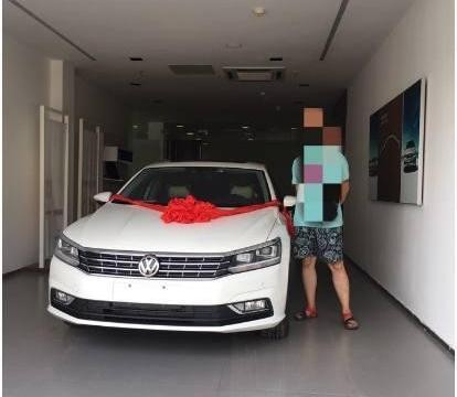 车主花18万裸提1.8T帕萨特, 车主说看到交车仪式就想笑!
