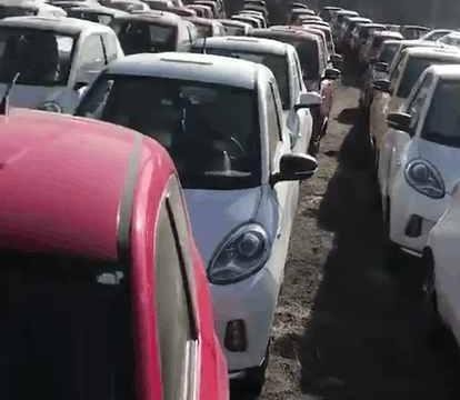 上百辆知豆D2停满广场，工作人员：地方补贴要取消，全部4万处理