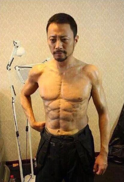 梁家辉为拍戏苦练肌肉张涵予却花27万贴假腹肌 都是影帝差距大?