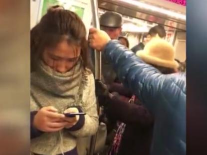 老人地铁怒扇女孩耳光 网友:没有道德底线 谴责有用么?
