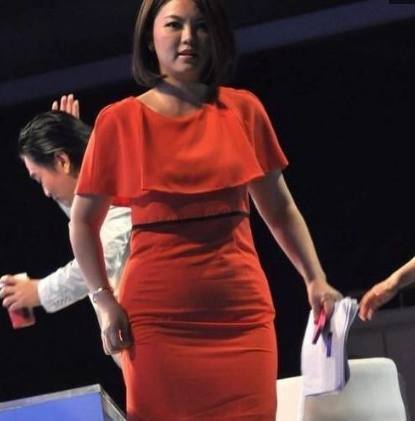 李湘胖出新高度,粗腿肉感十足!最后一张照片另