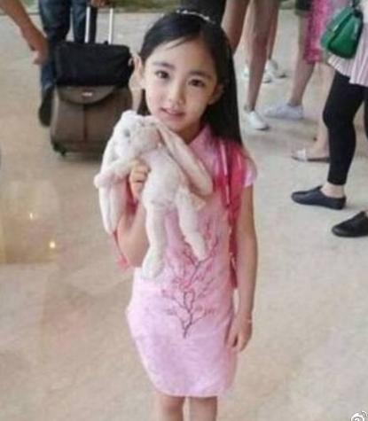 六岁小女孩被称下个"范冰冰",妈妈照片曝光后,瞬间懂了!