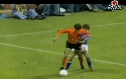 马赛回旋 马赛回旋这个动作是老马马拉多纳最先使用的,但是最后由