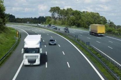 把车开到200km/h是什么样的体验？