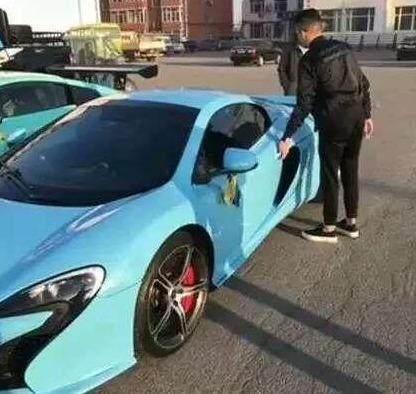 他凭借喊麦身价上亿,被称为网红界的帅哥,现在