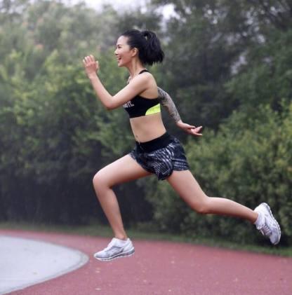 谭维维曝出公园运动照，网友：纹身毁所有