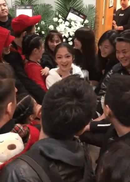 36岁张韶涵素颜照曝光，不见舞台上的精致，但大家只注意到她的脚