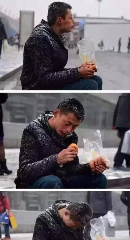 男子坐在地铁上边吃边哭,路人拍下来后放在了网上,很心酸