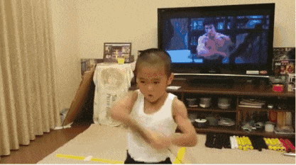 gif gif   当模仿李小龙的视频传播到网上后,小金井一夜间爆红.