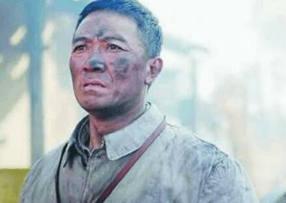 他演《亮剑》一炮而红, 但也因戏生情抛弃发妻, 如今座驾还不低调