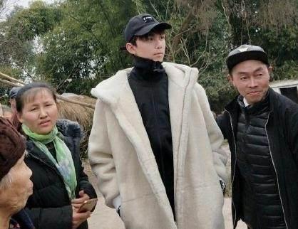 吴磊回到四川老家过年, 农村乡亲们的举动亮了!