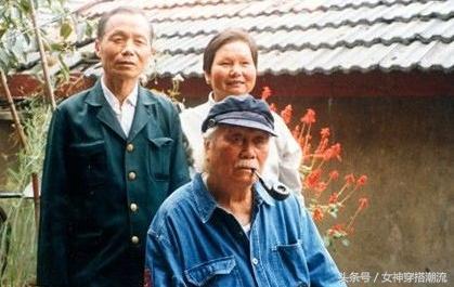 成龙回安徽老家祭祖,一个细节就可以看出为什