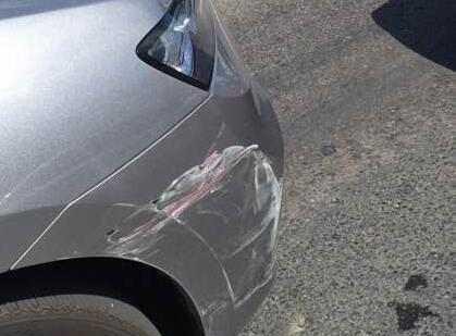 国产长城VV7和日产发生剐蹭 VV7掉漆日产却变形 日产车真不结实