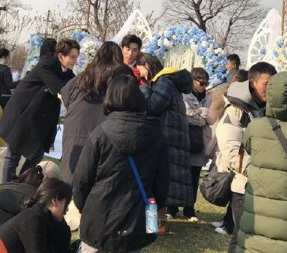 古力娜扎窦骁片场有说有笑心情大好,网友:娱乐