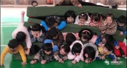 幼儿园让10余幼儿叠三层铺人肉坐垫,女老师坐上面秀一字马!