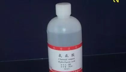 好心疼!环卫工手被强酸腐蚀,别再乱扔垃圾了!