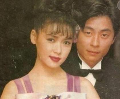 55岁王杰近照，被妻子抛弃一无所有，曾经的天王现在如此落魄！