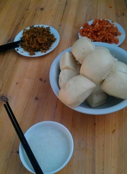 早餐,我觉得这样很不错了,起码馒头是热的,咸菜也是新鲜刚切的.