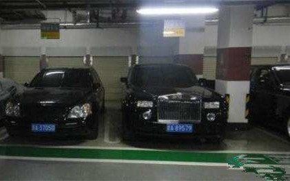 出差到北京, 一看地下车库400万的豪车, 愣是没把车停进去!！