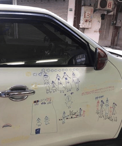 "熊孩子"在车上画画 父亲看完说永远不会擦掉