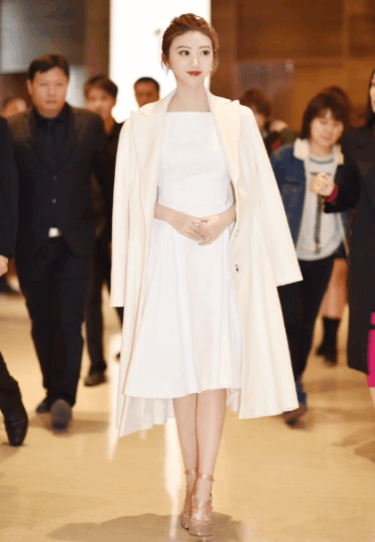 景甜高档礼服搭配秋裤,为了防冻也是拼了