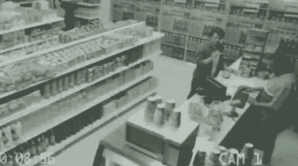 搞笑监控动态图:警察先生,我这算不算戴罪立功?