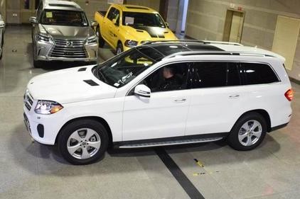 天津港城市悍将，白色大奔GLS450，白色确实很少见