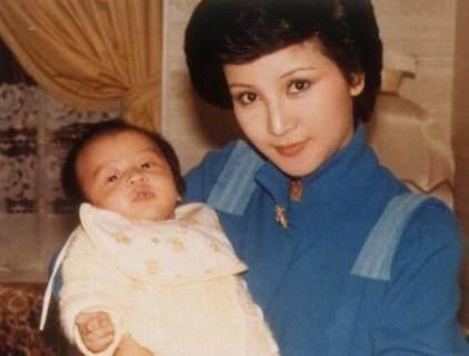 谢霆锋妈妈年轻时像洋娃娃一样美,连张柏芝都比不过
