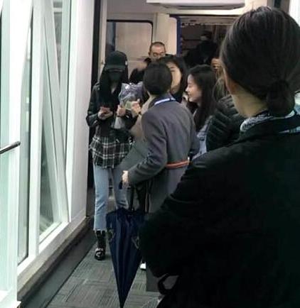 杨幂改变风格低调现身武汉 再次走VIP通道遭粉丝埋怨