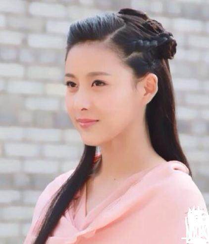 她19岁出道，本可以大红大紫，如今却因几张不雅照人气一落千丈