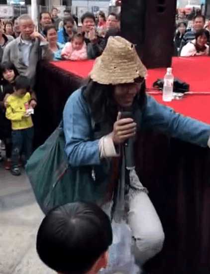 实拍: 广西街头一个乞丐, 唱了一首歌, 听哭了多少有故事的人