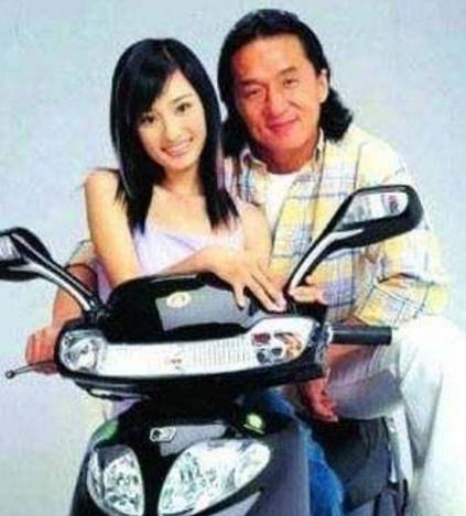 杨幂17岁青春照曝光,网友:明明一张嫩牛五方脸