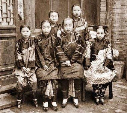 旧社会有五个男人也裹脚,最后一个很悲催,被押