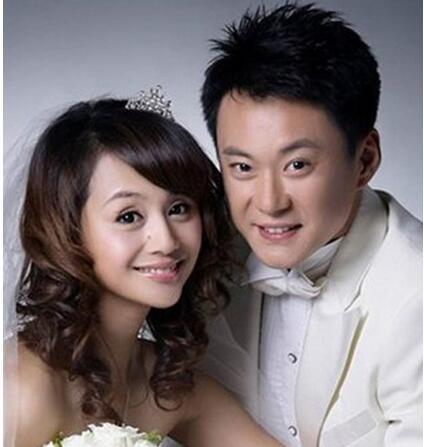 43岁曹颖和老公王斑近照，两人名气相差悬殊，却低调相爱22年！