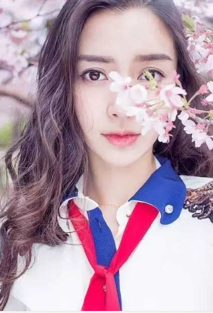 Angelababy剪了齐刘海，网友：回到了十年前颜值巅峰！