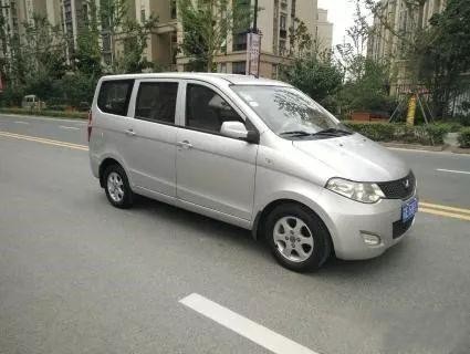 五菱宏光以195km/h车速驾驶被拍，车主对交警说：钥匙给你吧