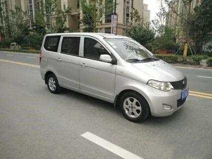 这辆五菱宏观被拍到超速行驶, 交警问: 你这车装了什么, 那么快!