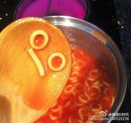 那个风骚的抢镜男孩上电视节目了，依然风骚